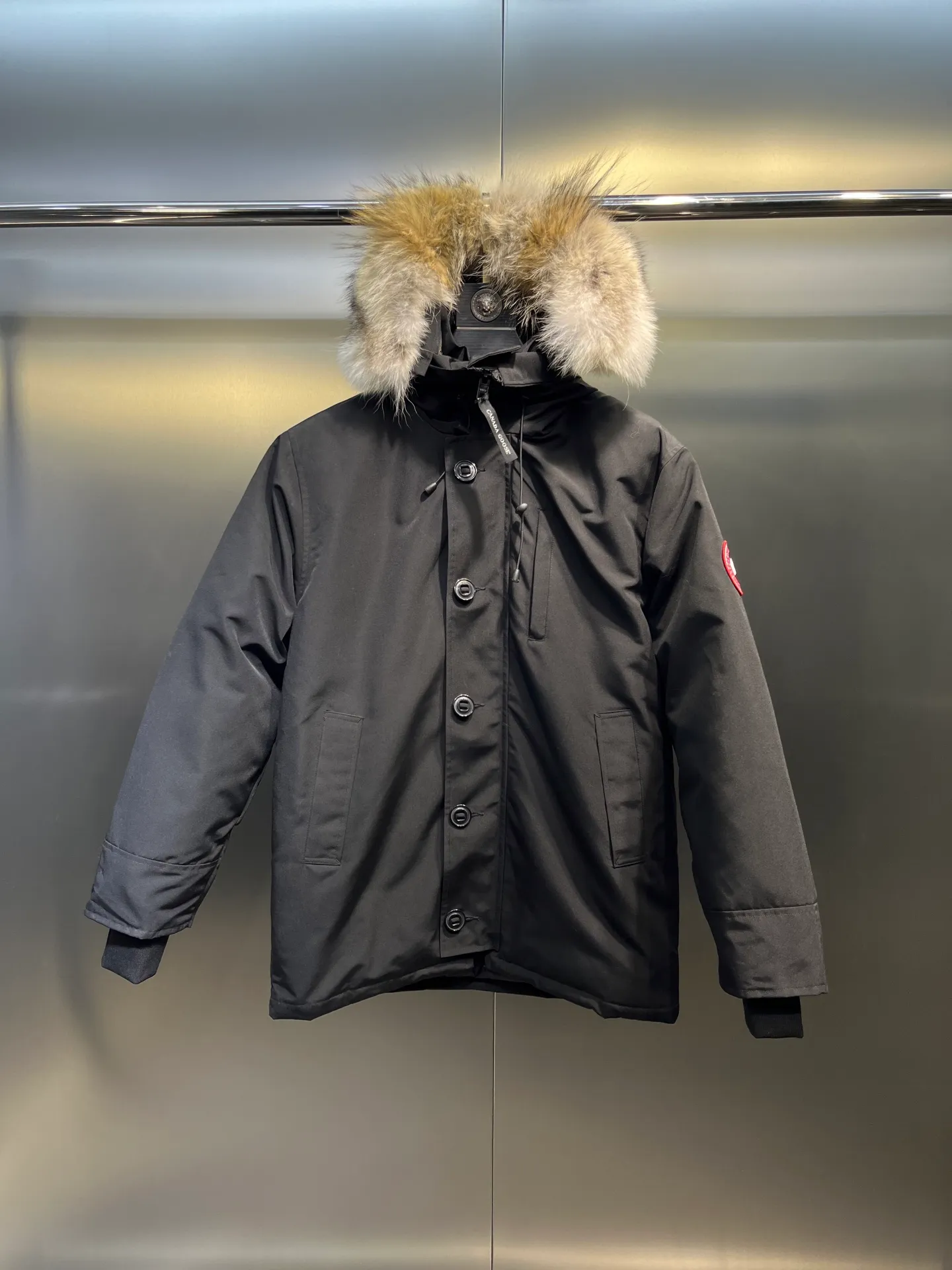P860 Canada Goose model 06, the same model as the famous star, men's and women's models, with cold-proof flannel on the collar, which is close to the head and neck, comfortable and warm! The fabric is made of high-density nano-level waterproof fabric, which is windproof and wear-resistant and has a certain thickness! Seamless threaded cuffs! Avoid hard knots! It doesn’t matter how low the temperature is this winter, one piece is enough. I’ll give you the wind and temperature! Contains pure duck down, sufficient quantity, unique fashion design + waterproof craft fabric + big brand YKK double zipper pullers, real photos, upright style quality, regardless of the external standard and the internal content, you can feel free to compare it with the softer, easier to wrinkle and lighter version on the market!  size：s-xxl